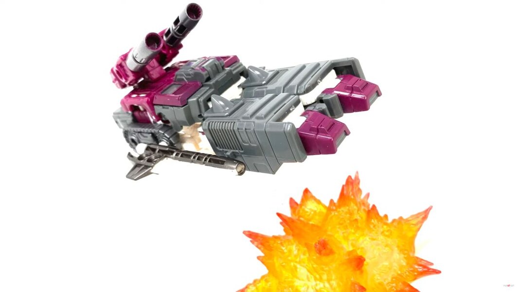 Transformers Legacy Skullgrin Deluxe Class Figure Image  (2 of 31)